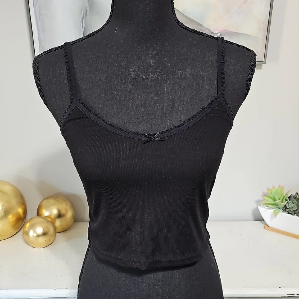 3 for $10 🖤 Black Ribbed Cropped Cami with Lace Trim Small - Picture 1 of 5